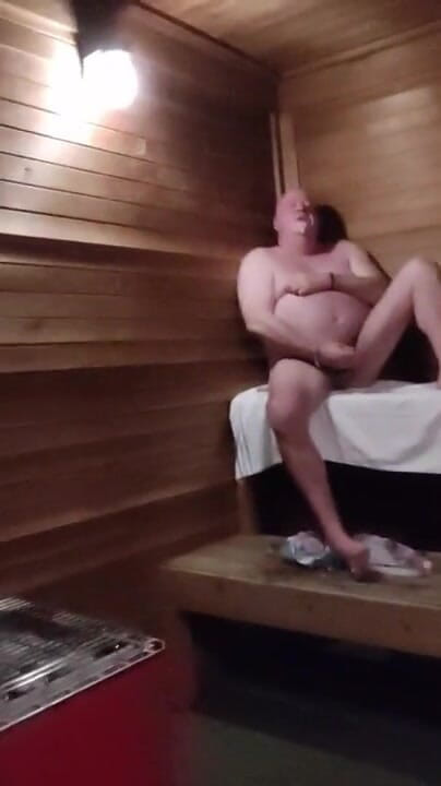 beardaddychub: Beardaddychub má saunu