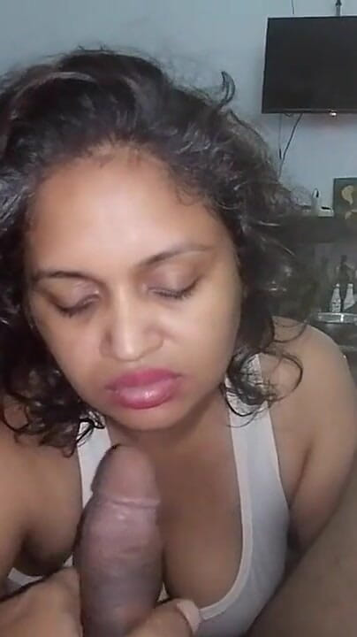Tina Baby: Desi Bhabhi suger mig om och om igen på semester
