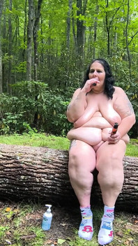 Curvă uleioasă Masterbating pentru un străin vivios pariu ea ejaculează lângă fața lui gust
