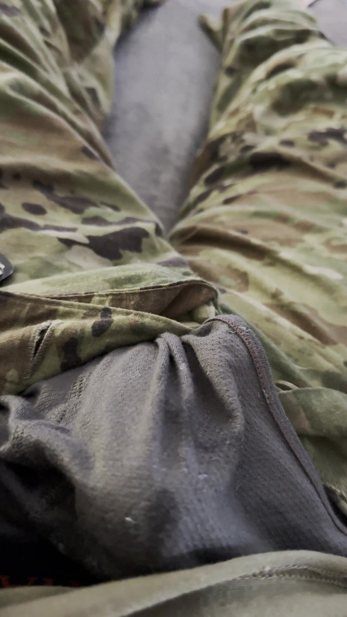 Gay Soldier Stuff: Soldado do exército se masturbando em ocps e pingando precum...
