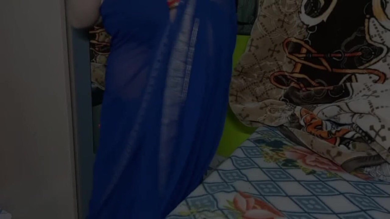 Manjushukla: Recién sexy bhabhi en sari color azul.