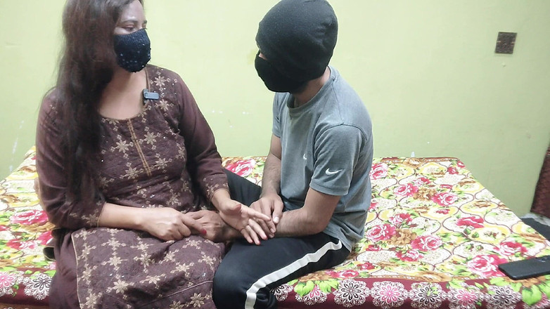 Pakistani CoupleX: Indian desi bhabhi ko pati ke dost ny ghar ja...