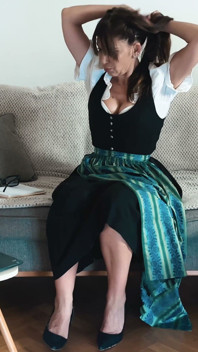 Dirndl จากการล่วงละเมิดควยของ Tyrol ถึงผู้ช่วยร่าน