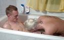 German Amateur: Blonde meid wordt geneukt door haar vriendje in de badkamer