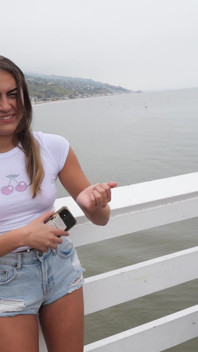 Selina riceve un enorme sborrata facciale