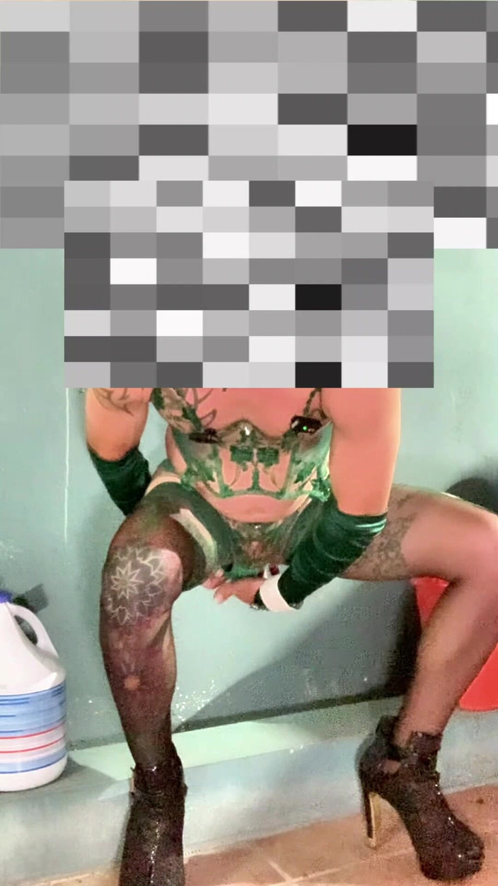 Benito414: TS 人妖美丽的绿色内衣丝袜和假阳具肛交