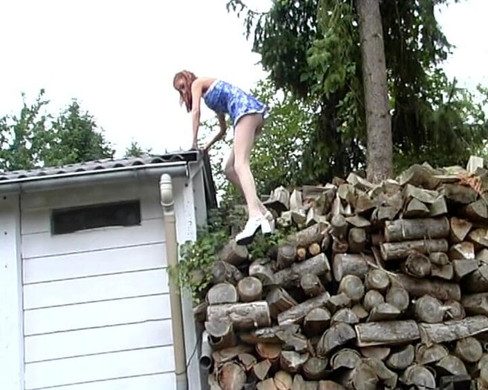 German Amateur Videos: ドイツの素人ペは彼女の足でチンポをオナニーするのが好き