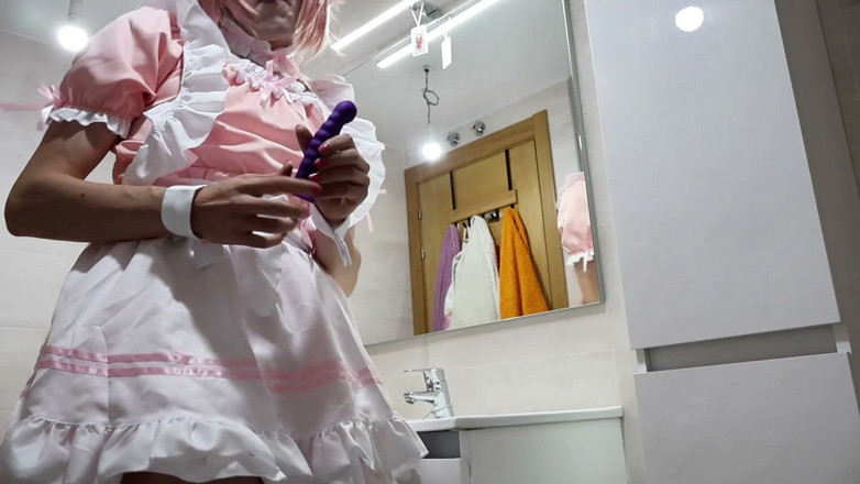 Leona Incubo: Servitoarea se masturbează în loc să facă curățenie