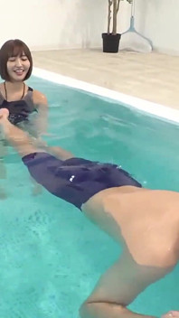 체육관 창녀는 뼈 체육관 소년에 그녀의 절묘한 핥기 기술을 사용합니다. 3부