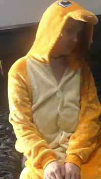Renee Sakuya într-un costum Charizard, film tăcut