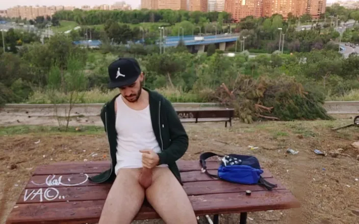 Xisco: Jerking off with good view from that park