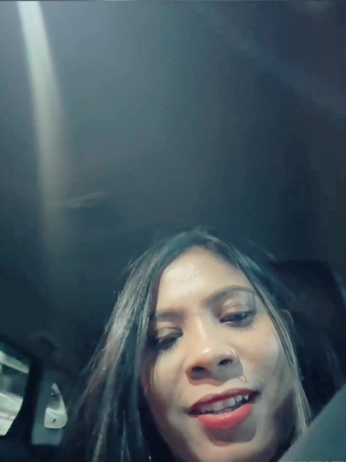 Nisha bhabhi ki chudai: Показываю большие в машине, когда собираюсь за рулем.