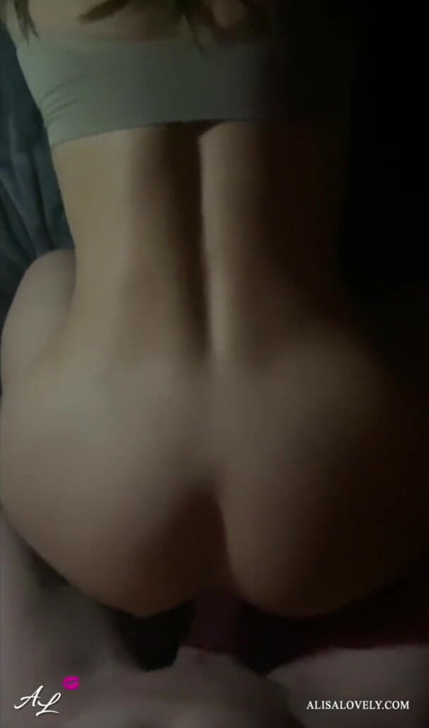 Alisa Lovely: Wieczorne ruchanie pięknej brunetki z pawg pieska