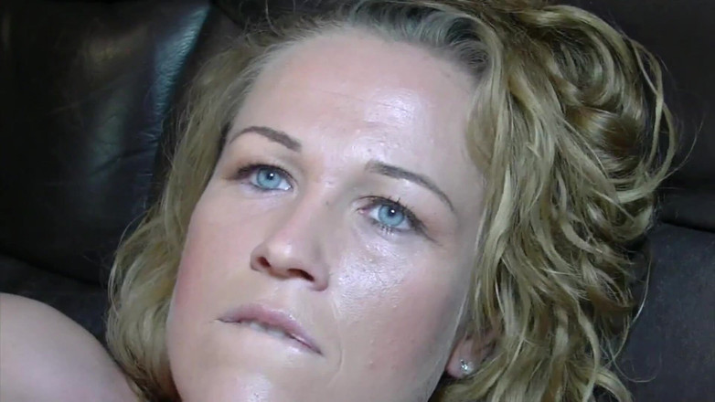 German Amateur Desire - ORRANGE MEDIA: Gangbang, une jeune Allemande blonde tatouée en lingerie se fait...