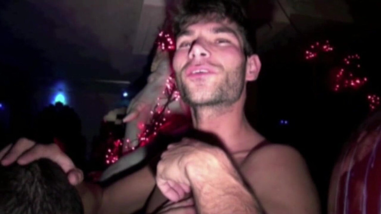 Gaybareback: Matt se fait baiser par Malik dans la piscine