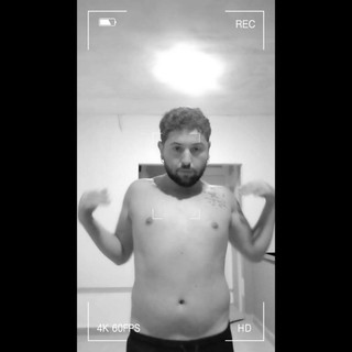 Marcosninfo: 私はある都市を訪れ、公衆トイレで裸になりました。