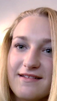 Heiße deutsche blondine reitet auf riesigen schwanz