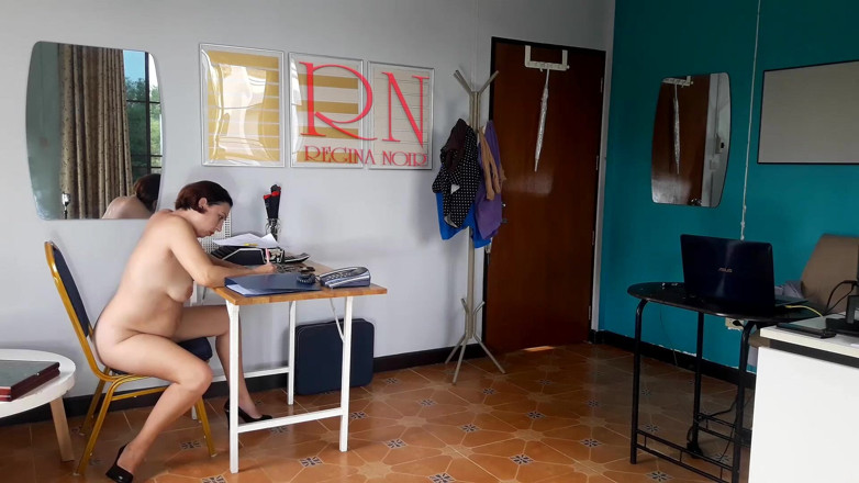 Regina Noir: Pekerja bogel di pejabat