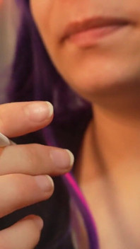 Obrovská kuřačka ponižuje drobného muže od člověka po slabou speck