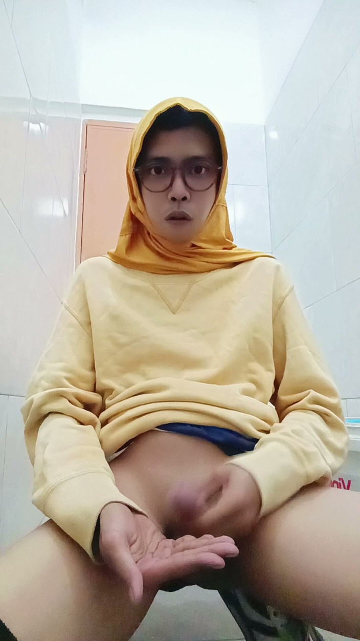 MaureenNadh: Hijab asiática Femboy se masturba em público no banheiro do...