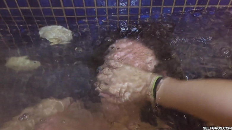 Selfgags Latina Bondage: Check-in bis kink - Teil 2: Von Händen in der Wanne kontrolliert