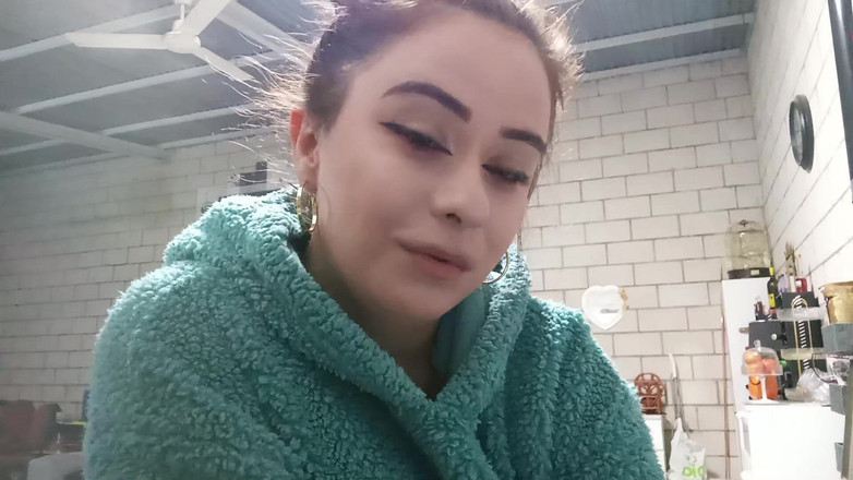 fartingclub01: 我穿着毛绒连帽衫抽烟