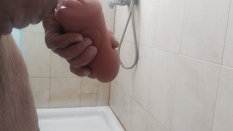 Silkybear143: Harter und schöner schwanz wird beim duschen geil