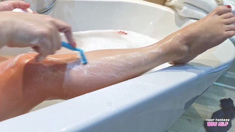 BBW_Wife: Gros seins et chatte poilue à l’heure du bain pour une...