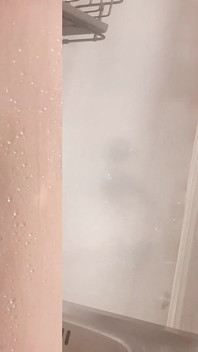 熟女在淋浴时洗跨鸡巴