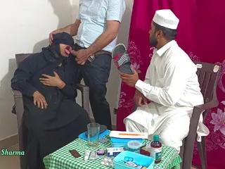 Wanita Muslim dikongkek oleh doktor di hadapan suaminya kerana dia tidak dapat hamil (seks bertiga)