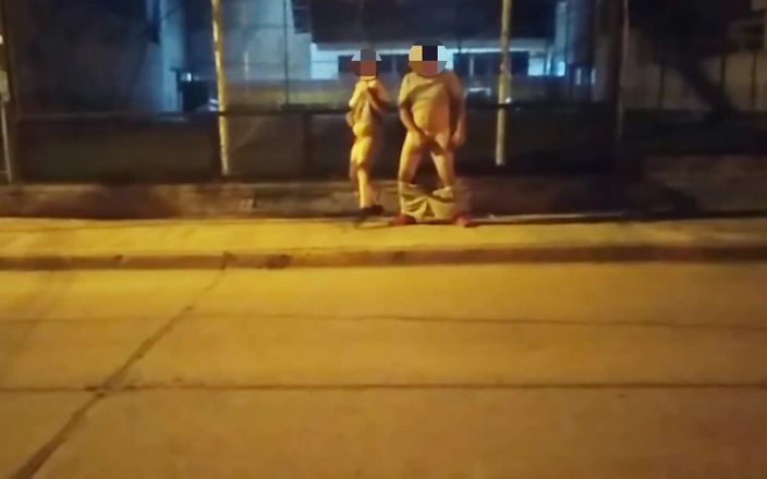 Activecouplearg: Un couple baise en public, voyeurs risqués, s’exhibant sans culotte