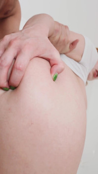 Sinh viên ngực khủng tên Lilith tận hưởng trải nghiệm hậu môn đầu tiên của mình
