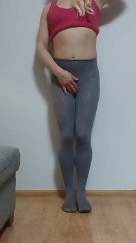 La teen si arrapa dopo il college quindi usa il suo dildo con la massima vibrazione sulla sua figa e squirta in collant