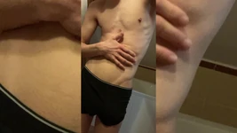 Magrinha garoto se masturba e esguicha porra