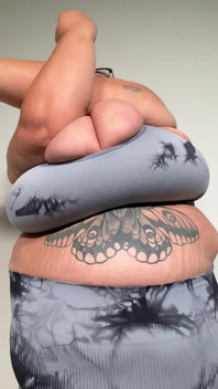 Ejercicios desnudos en el gimnasio