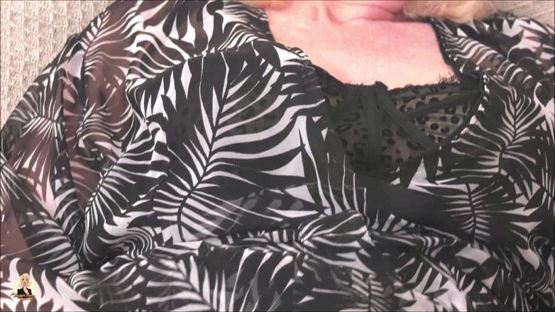 Maggie Moon: Parlak siyah külotlu çorabımı gösteriyorum