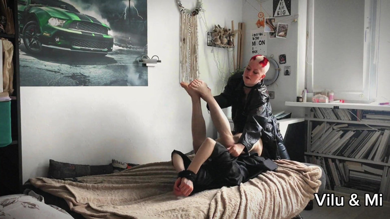 Vilu_and_Mi: Succubus ViluVidish pint jonge priester vast