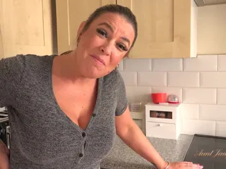 AuntJudysxxx - tu casera tetona milf Maisie Lewis chupa tu polla (en primer plano)