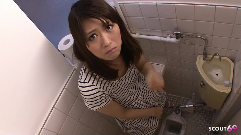 Asian porn collection: Remaja Jepun kurus Saki dikongkek bapa tiri dan kawan dalam...