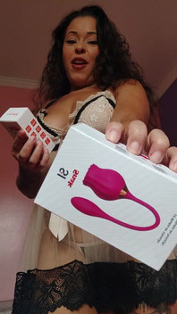 Espuleta zkouší nové hračky, které dostal ze sexy importu