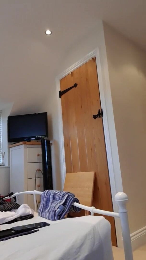Uk Joolz: Roztrhl mi opálené punčocháče ... žádné kalhotky