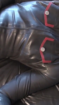 Látex Danielle masturbándose en catsuit del ejército