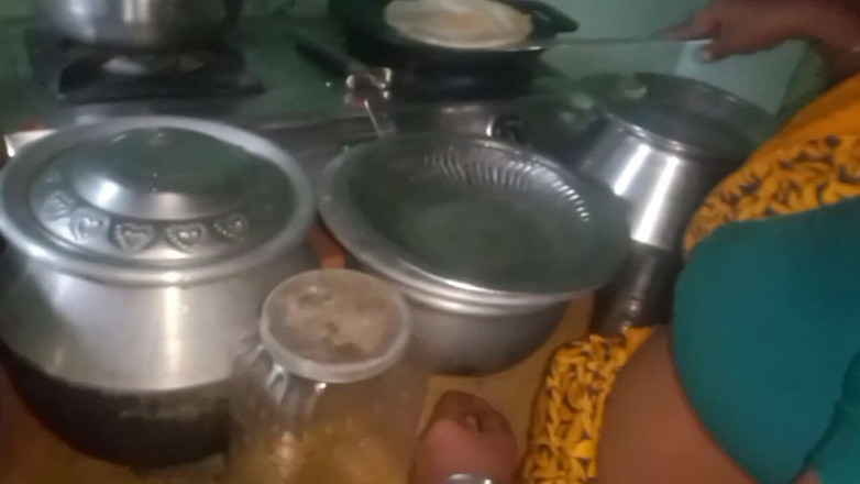 Priyanka314: Desi manžel, který mačká prsa své ženy, zatímco ona vaří