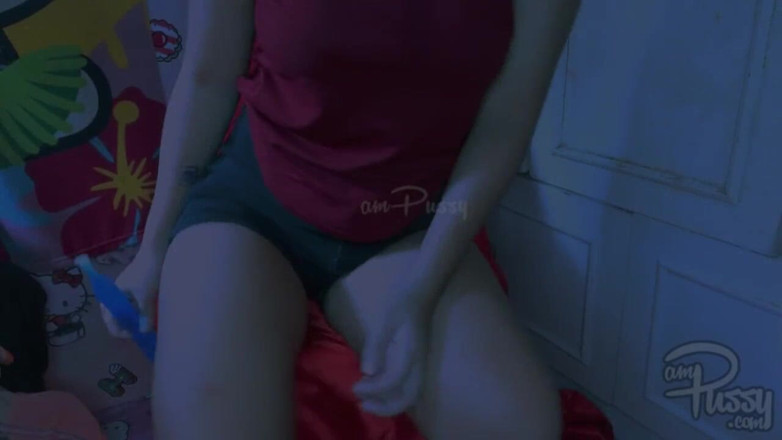 AmPussy: 집에서 자위하는 양말을 신은 아마추어 아시아 소녀