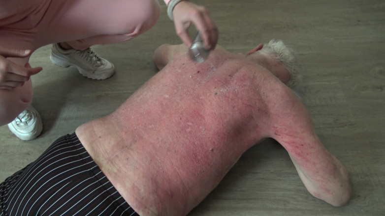 Femdom Austria: Vecchio schiavo battente dell'aiuto domestico sadico!