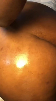 Dał jej gorący doggy backshot i spermę na jej gruby tyłek