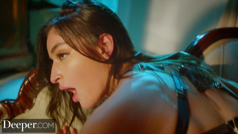 Deeper: Dieper. Dominante babe Emily gebruikt Mick voor wat ze wenst