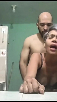 Sürpriz! Delikte bir yarak, ne güzel! Ne kadar harika bir üvey erkek kardeşim var!