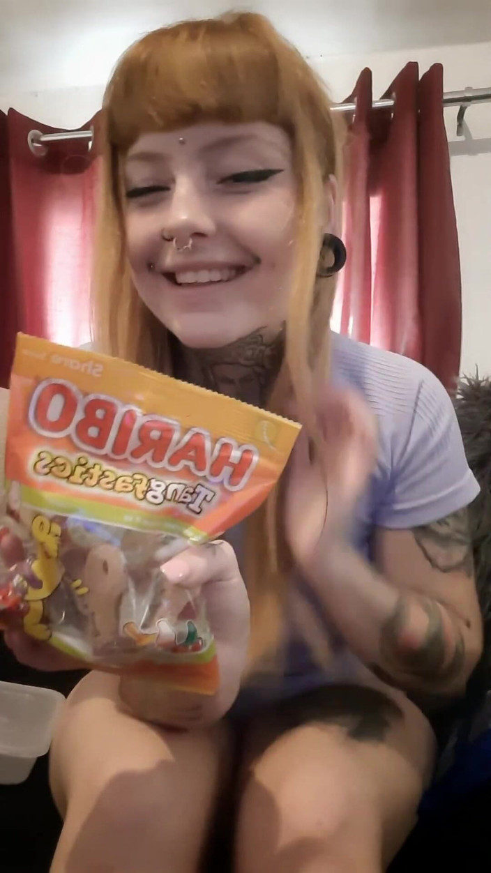 Yourfavecumslut: Dewi mengunyah dan meludahi hadiah manis