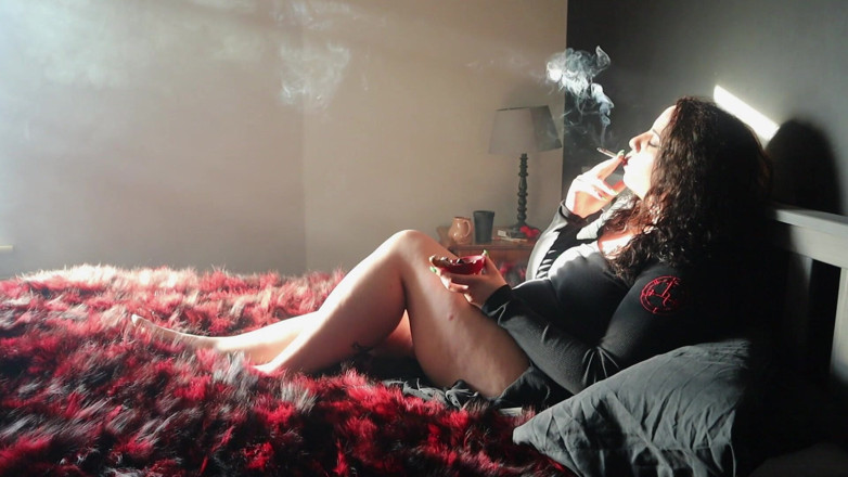 Goddess Kinx: Vista lateral de fumar